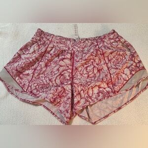Lululemon Hotty Hot Shorts in the Floral Bloom White Star Ruby pattern